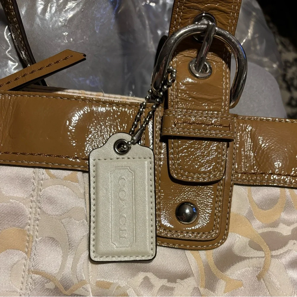 COACH CANVAS SHOULDER BAG PATENT LEATHER ADJUSTABLE STRAPS COACH TAG EUC - Picture 8 of 11